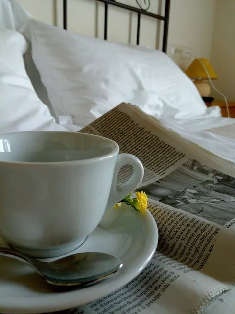 Tazza di caffè sul giornale del mattino