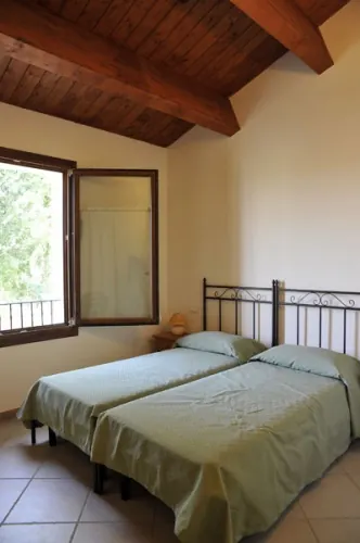 Camera doppia con travi in legno